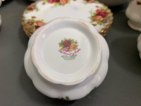 34 Piece Royal Albert Old Country Roses English Made Dinner Set - 2