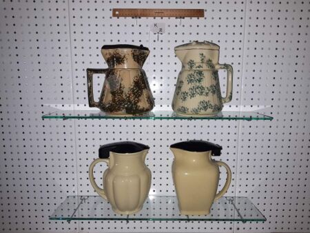 VINTAGE ELECTRIC JUGS X 4 - 2 MOTTLED FINISH - ALL WITH CORDS