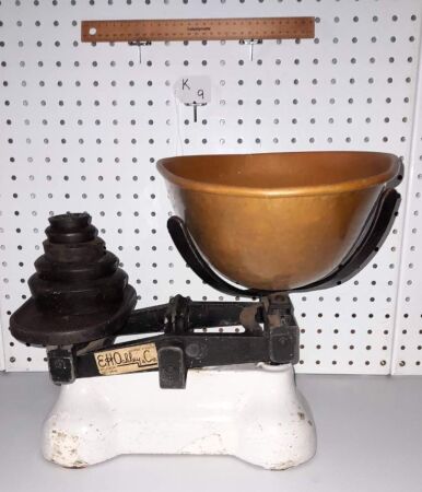 VINTAGE / ANTIQUE E.H OAKLEY and CO. COUNTERTOP SCALES, COPPER PAN, SET OF WEIGHTS