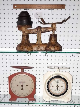 VINTAGE CAST IRON SCALES WITH SET OF 5 WEIGHTS + PAIR OF METAL AUSTRALIA MADE VERTICAL SCALES.