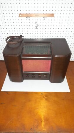 VINTAGE 1930'S BRISBANE RADIO CO. CABINET MADE IN MELBOURNE - LONG WAVE / SHORT WAVE. - CONDITION GOOD