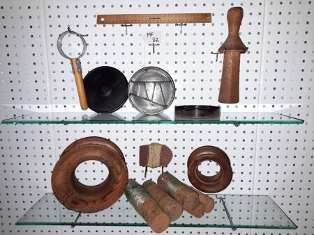 ANTIQUE / VINTAGE FISHING GEAR - ALVEY BAKERLITE FISHING BOX + 4 X TIMBER HANDLINES, SCALER, 5 CORK LINES, VINTAGE ROPE PULLERS, ROW LOCKS, DE-HOOK TOOLS, PLYERS. 2 X BAGS - CONDITION GOOD