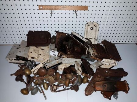 20 X VINTAGE DOOR LOCKS, HANDLES, HARDWARE - CONDITION GOOD