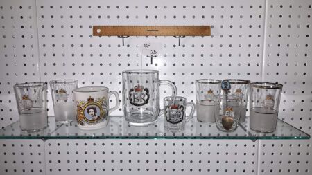 SELECTION QUEEN ELIZABETH ITEMS - 1954 ROYAL VISIT GLASSES X 6, SILVER JUBILEE MUG AND CRYSTAL TANKARD 1952-1977 SILVER JUBILEE, - CONDITION GOOD