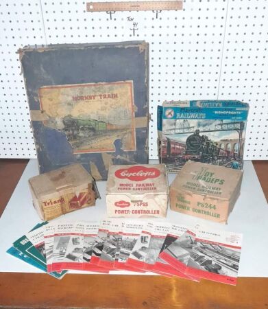 VINTAGE MODEL RAILWAY BOOKLETS, ANTIQUE HORNBY MODEL TRAIN SET/BOX, VINTAGE PLAYCRAFT CLOCKWORK TRAIN SET. TRI-ANG, CYCLOPS AND TOY TRADERS POWER CONTROLERS. - CONDITION GOOD