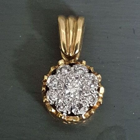 18ct Yellow and White Gold Diamond Cluster Pendant. Embossed Pattern Around Edge of Pendant with 8 Smaller Diamonds Surrounding Larger Central.