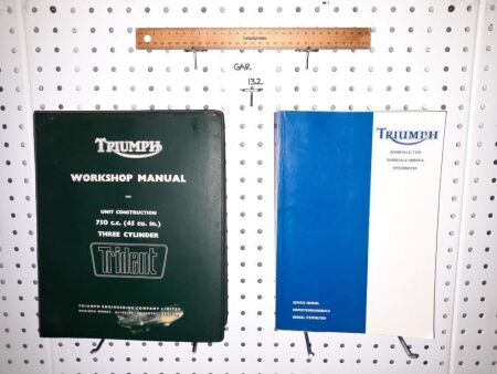 TRIUMPH 'BONNYVILLE / SPEEDMASTER' MANUAL. TRIUMPH 750 CC + 'TRIDENT' MANUAL, FACTORY ORIGINAL IN VINYL COVER. RARE. - CONDITION GOOD