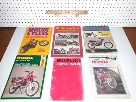 VINTAGE MOTORCYCLE BOOKS X 2, SUZUKI TS-TC AND MT 50 MANUALS, HONDA XL / XR MANUALS. - CONDITION GOOD