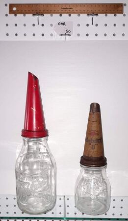 VINTAGE ONE IMPERIAL QUART, WAKEFIELD CASTROL OIL BOTTLE / STEEL POURER. - CONDITION GOOD