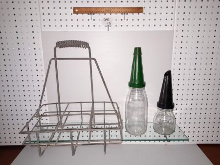 VINTAGE 'ONE QUART' OIL BOTTLE / POURER + VINTAGE 500 ML OIL BOTTLE / POURER + GALVANISED SERVICE STATION RACK / CARRIER. - CONDITION GOOD