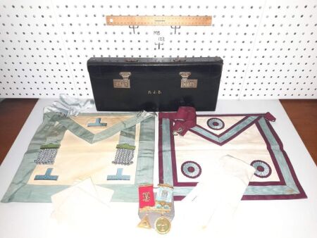 VINTAGE FREEMASONS LEATHER CASE, GOLD EMBOSSED R.J.B APRONS X 2, 2 X MEDALS, GLOVES, HOLDERS. COOLOOLA COVE VICE PRESIDENT. - CONDITION GOOD