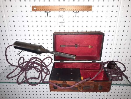 VINTAGE 'QUACKERY' ELECTROCUTION UNIT. - CONDITION FAIR