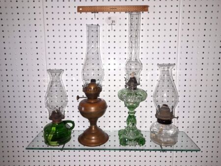 COLLECTION OF 4 ANTIQUE KEROSINE LAMPS - 2 X GREEN GLASS, 1 X CLEAR GLASS, 1 X COPPER. TALLEST 520 HIGH. 4 CHIMNEYS. - CONDITION GOOD