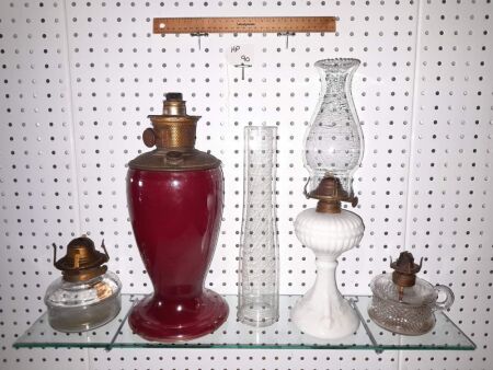 SELECTION OF 4 X ANTIQUE KEROSINE LAMPS. 2 WITH CHIMNEYS - CONDITION FAIR