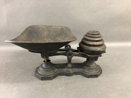 Set of Beatrice Kitchen Scales & Weights