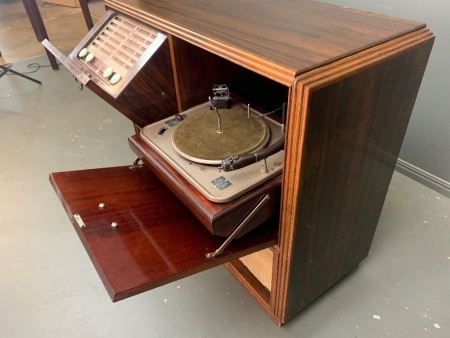 Vintage 1940's Mahogany Cased Radio Phonograph