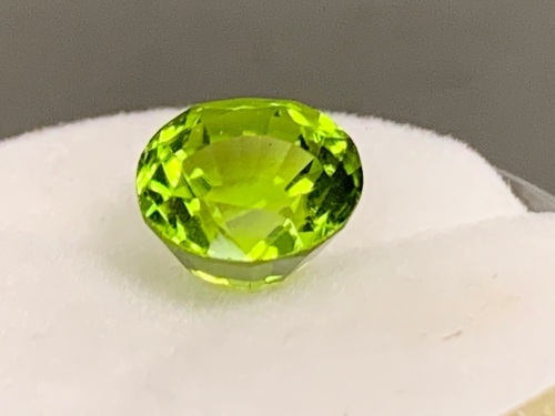 2.4 ct Lively Green Peridot 7.5mm Round Brilliant Cut x 5.5 mm Deep