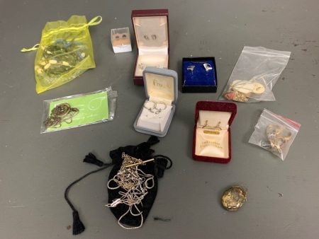 Asstd Lot of Mainly Costume Jewellery inc. Earrings, Rings, Necklaces. Opal, Gold, Silver Etc.