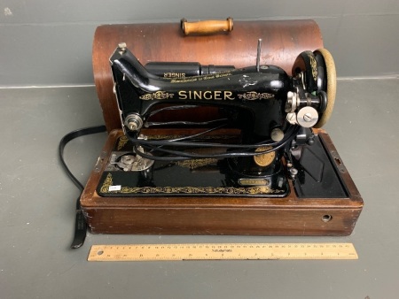 Vintage Tabletop Singer Sewing Machine in Case