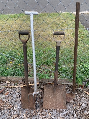 Lot of Garden tool inc. 2 Shovels, Hoe and Fork