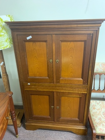 Cedar 4 Door Cabinet with Pull Out Middle Shelf