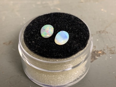 2 Solid Opals - total 0.9ct - Cooper Pedy - app. 8mm x5mm and 7mm x 5mm