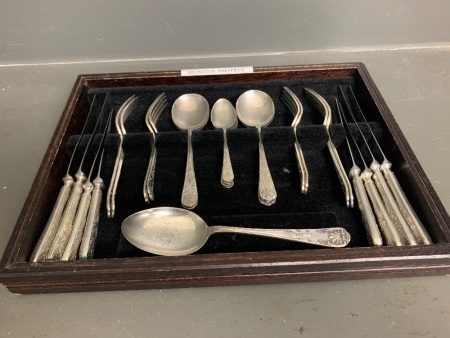 25 Piece Vintage Arlington Sheffield Stainless Steel Cutlery Set in Box (no lid)