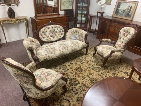 A floral chase lounge with 2 matching chairs