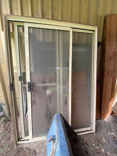 2100x1510 cream aluminium sliding door with flyscreen