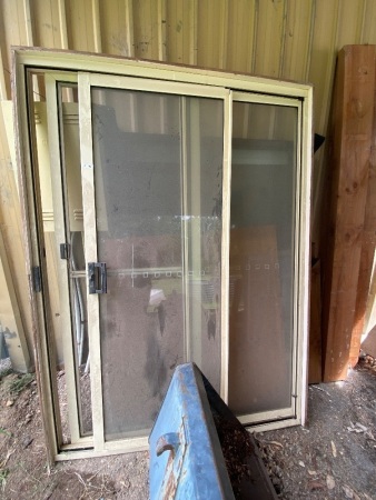 2100x1510 cream aluminium sliding door with flyscreen