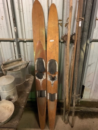 2 wooden skis