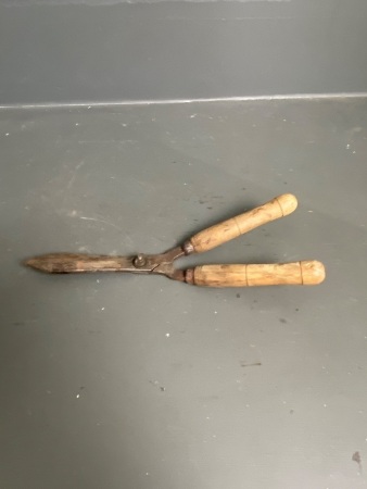 Pair half size hand shears