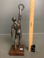 Replica bronze look 1936 athlete with wreath - 2