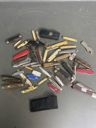 Mixed assortment of pocket knifes