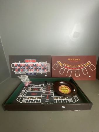 Vintage c 1950s Bakelite roulette & gambling set