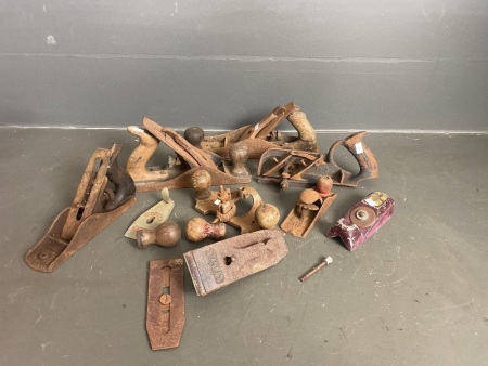 Assorted lot of vintage woodworking planes and parts