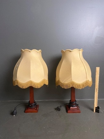 2 x lamps - wooden stand
