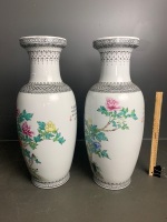 Pair of hand-painted Chinese vases -C1960s - 2