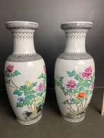 Pair of hand-painted Chinese vases -C1960s - 4