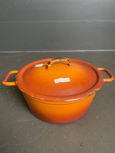 Cast iron cooking pot