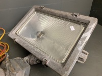 Industrial outdoor floodlight - alloy casing - mount needs repair - 2