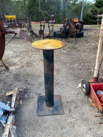 Metal tool stand