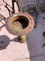 Stunning cast iron bird bath - 3