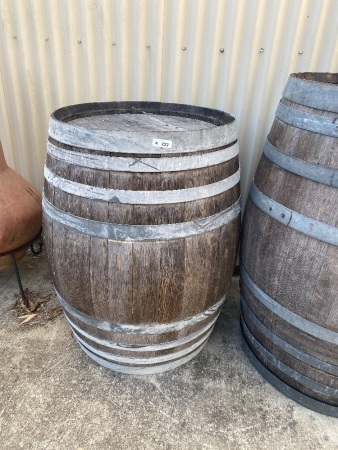 Medium wooden barrel 