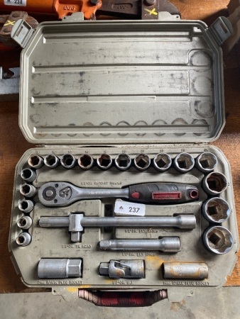 Socket set 