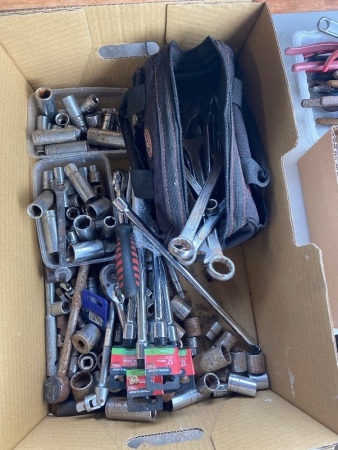 Mixed sockets and wrenches 