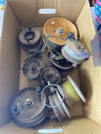 Mixed vintage fishing reels 