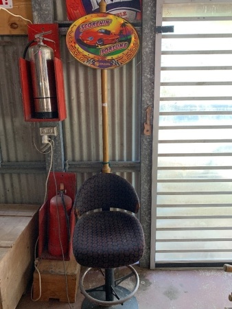 Scorchin Fortune light on stand + gaming stool