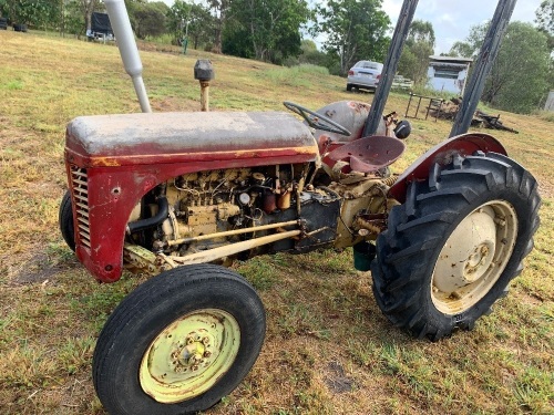 Massey Ferguson TEF20 Tractor - 4cl diesel - motor runs - battery not included