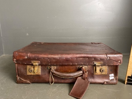 Early 20th century leather suitcase with brass latches - Adelaide